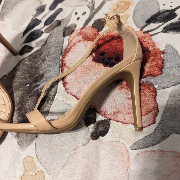Size 8 Nude Lulu's Strappy Heels - Picture 4 of 5